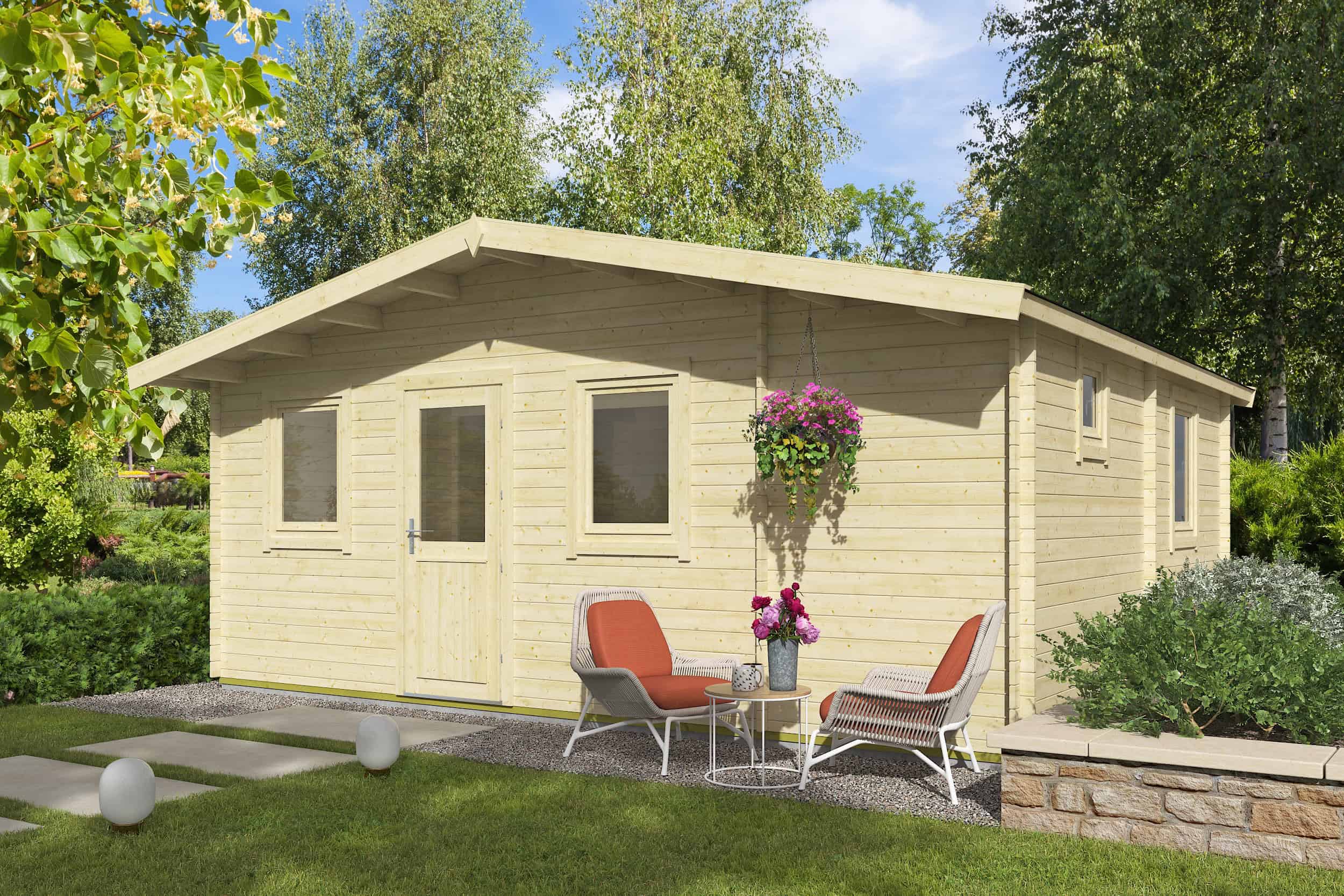 Caseta de madera para jardín de Grupo Tene Caseta de madera para jardín en color natural, con ventanas y puerta, rodeada de vegetación y mobiliario de exterior en un entorno verde y soleado.