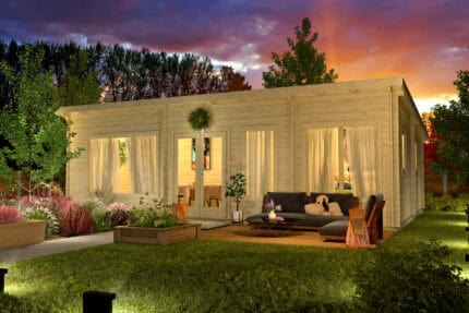 Casa de madera moderna con amplio espacio exterior, iluminación cálida y jardín bien cuidado, ideal para viviendas sostenibles y diseño innovador.