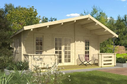Cabaña de madera moderna en un jardín con terraza y mobiliario exterior, rodeada de vegetación y árboles, ideal para espacios de descanso y ocio.