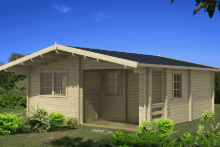 Casa de madera de 33,1 m² construida por Grupo Tene, con estructura de madera, ventanas y techo a dos aguas, en un entorno natural y verde.