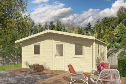 Caseta de madera de Grupo Tene en un jardín con mobiliario exterior y árboles en el fondo, ideal para almacenamiento o uso recreativo.