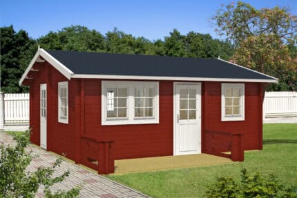 Casa de madera roja con ventanas blancas y puerta en un jardín con césped y árboles, construida por Grupo Tene.