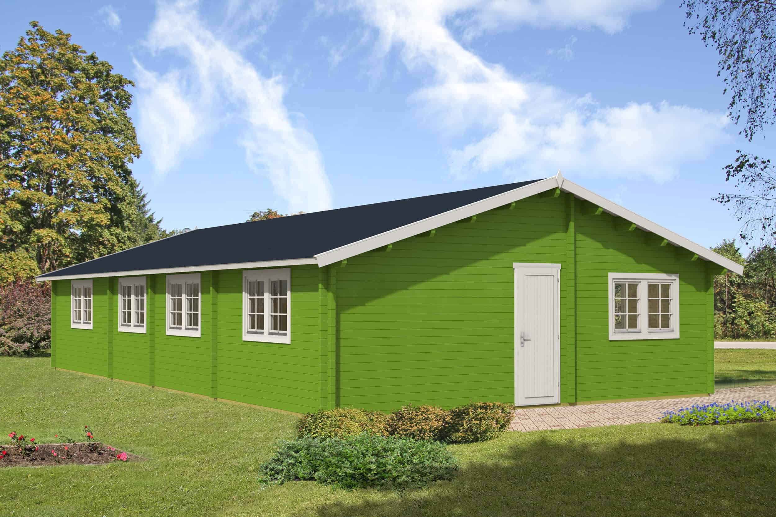 Casa de madera verde Grupo Tene Casa de madera verde con ventanas blancas y techo negro, ubicada en un entorno natural con césped y árboles.
